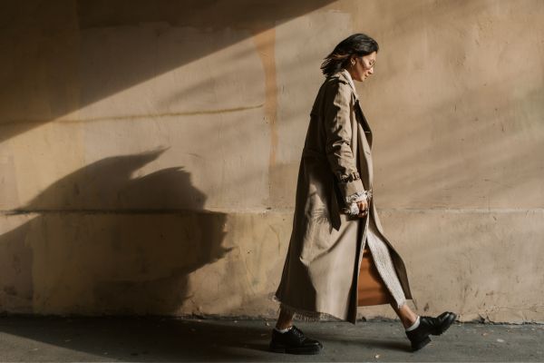 how to wear a trench coat