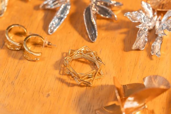 how to mix gold and silver jewelry